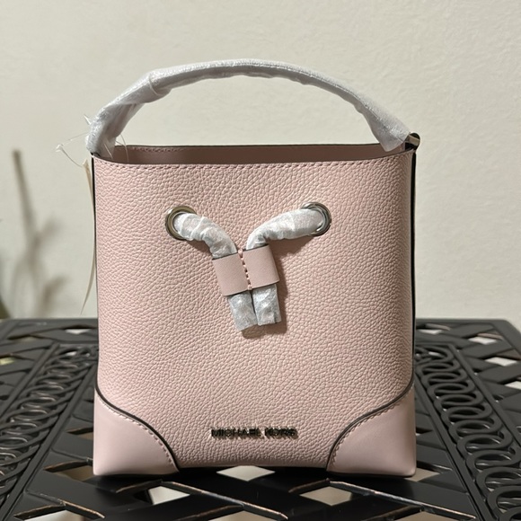 ❌SOLD❌NWT Michael Kors Mercer Pebbled Leather Bucket Bag - Picture 2 of 8